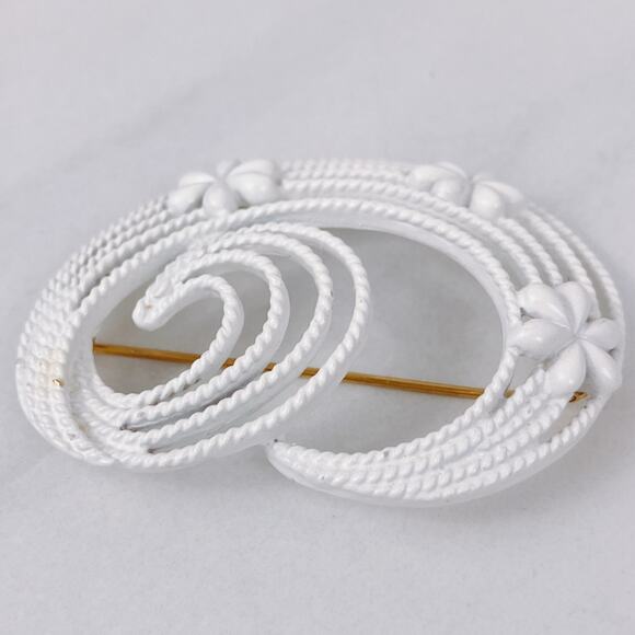 Unusual Signed Monet 1960s VTG White Enamel Floral Swirl Brooch Gold Tone Pin - Picture 3 of 8